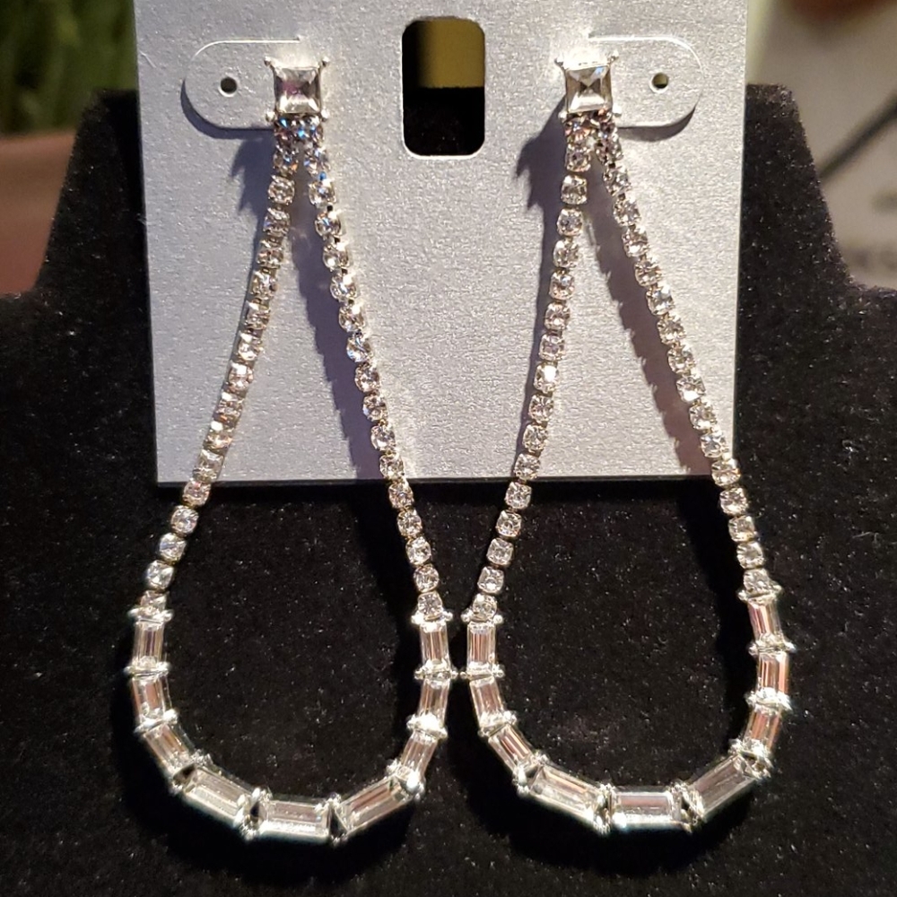 💝NWT Inc silver and Rhinestones earrings